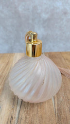 Flacon de parfum vintage en verre rose