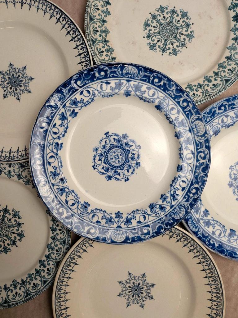 Lot de 6 assiettes plates dépareillées en terre de fer