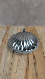 Beurrier ancien en métal argenté – forme coquille