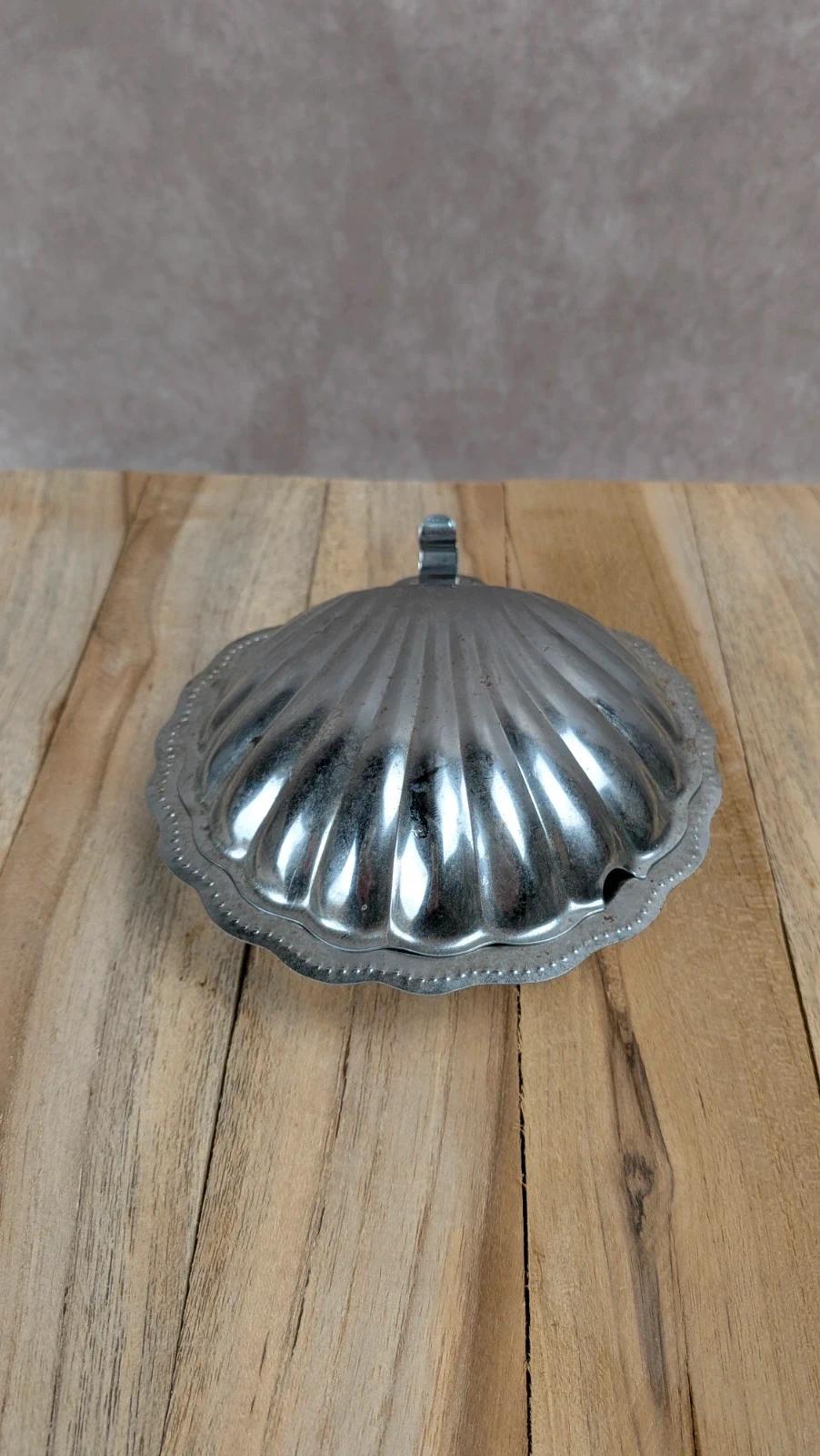 Beurrier ancien en métal argenté – forme coquille