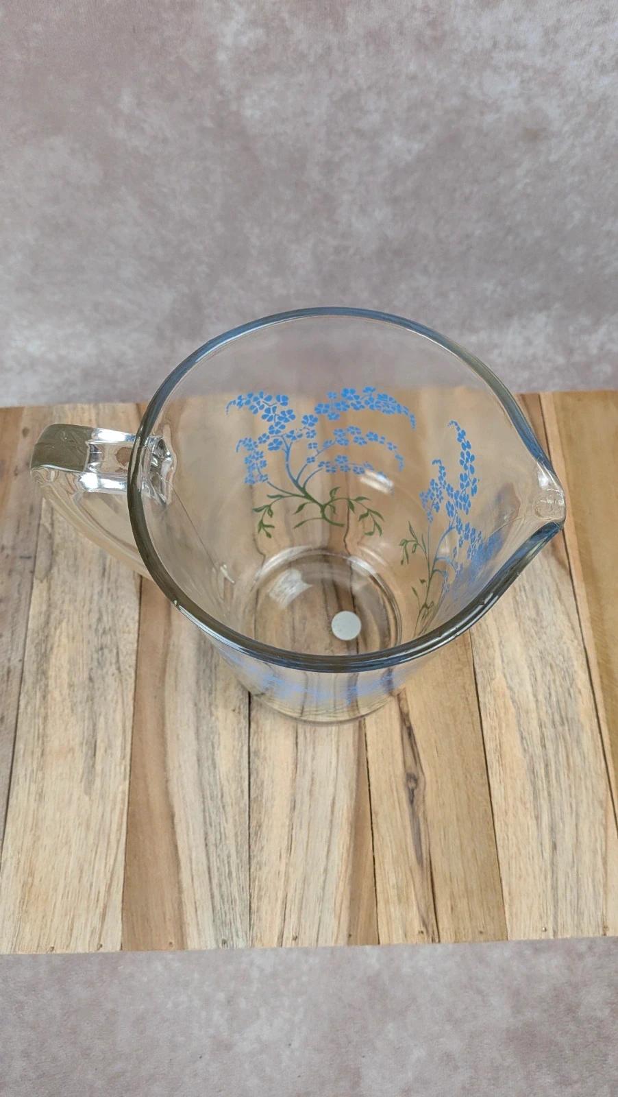 Pichet en verre décor floral bleu vintage