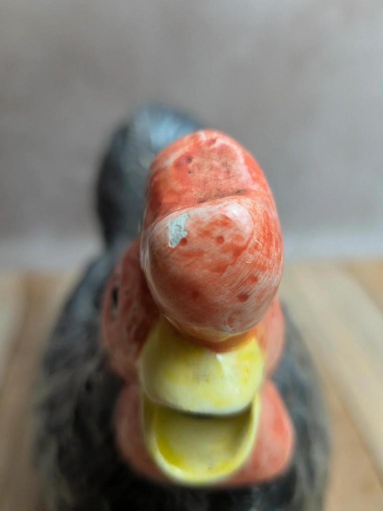 Théière poule sur son nid en barbotine avec couvercle poussin