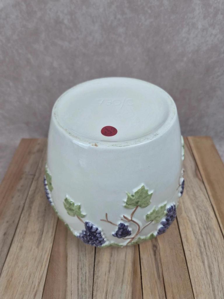 Cache-pot en faïence décor grappes de raisin et feuilles de vigne