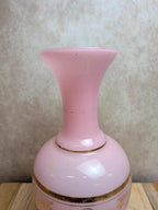 Vase en opaline rose à décor camées et dorures
