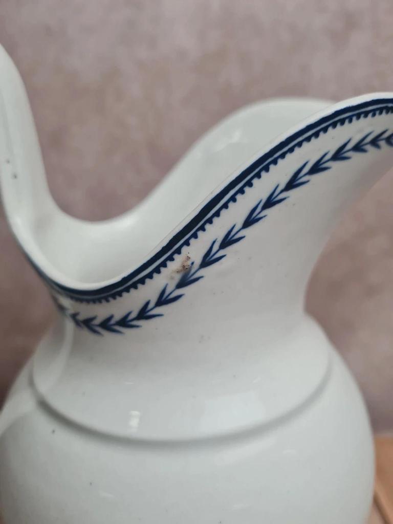 Pichet ancien en porcelaine de Tournai Xixe – décor à l’épi bleu – grande taille