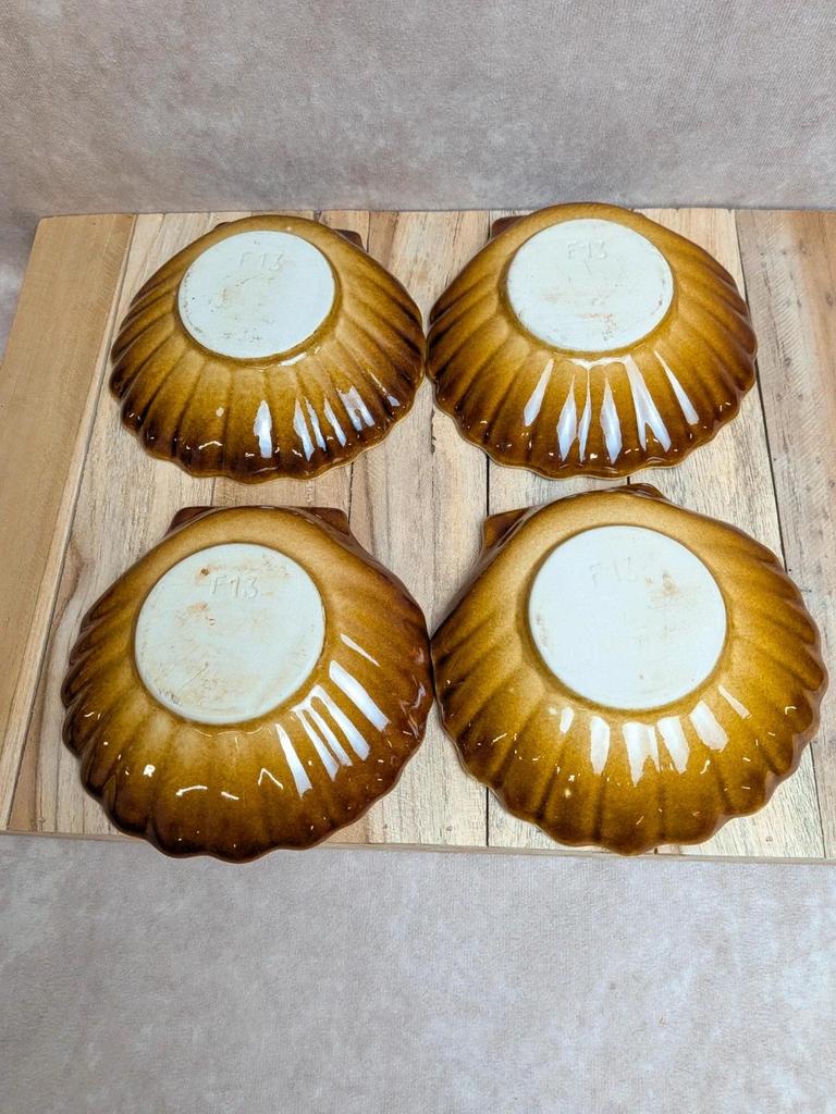 Lot de 4 coquilles Saint-jacques anciennes en céramique émaillée