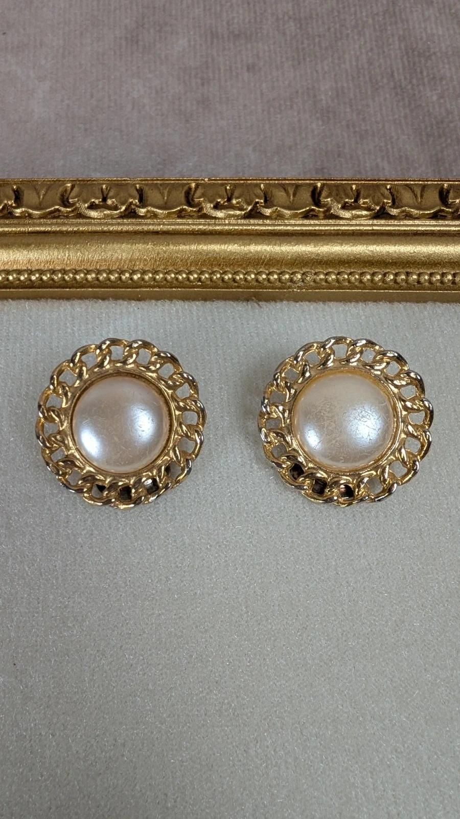 Boucles d’oreilles à clips dorées et perle vintage