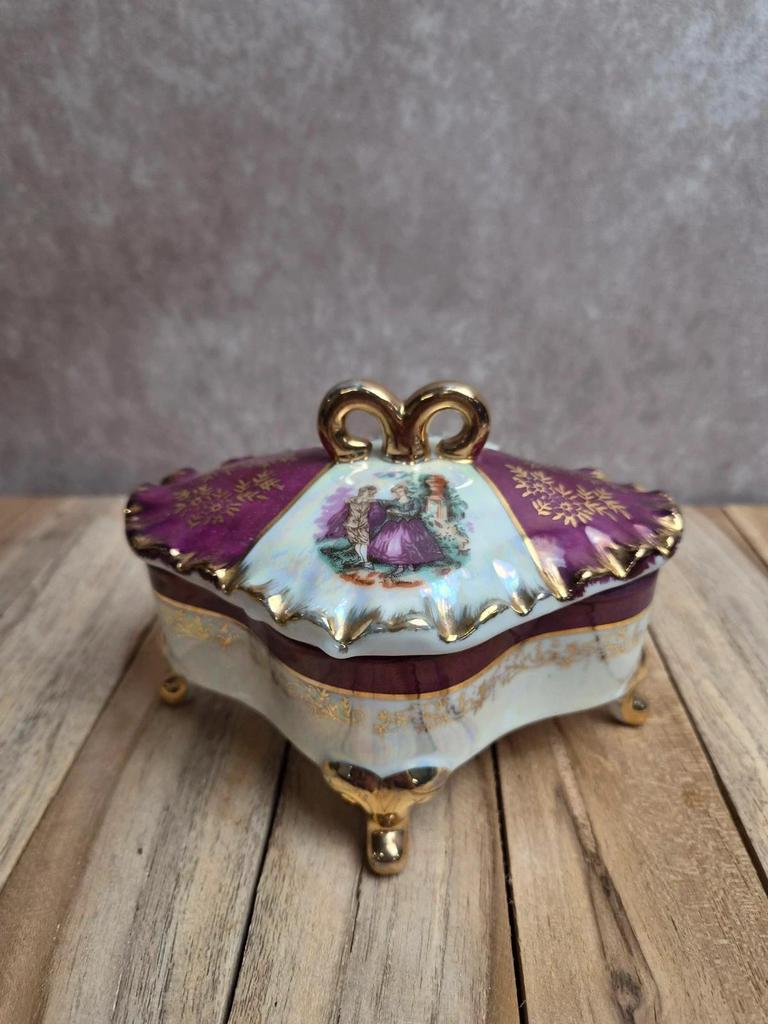 Boîte à bijoux bonbonnière porcelaine irisée – décor scène galante style Fragonard – dorures