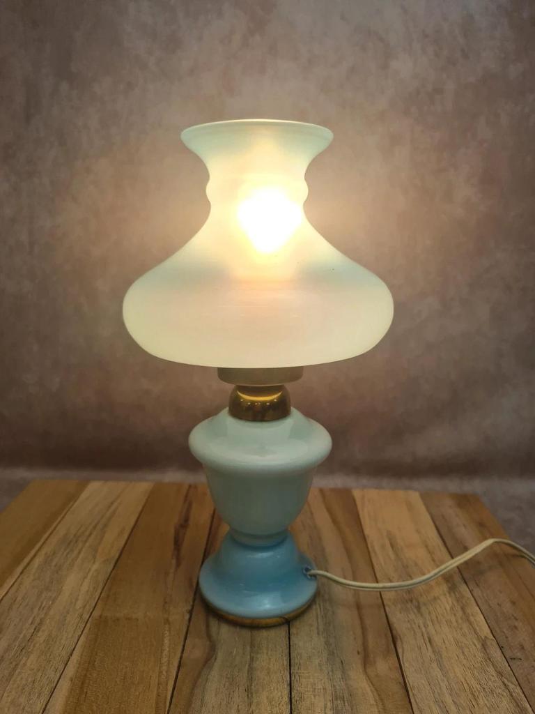 Lampe vintage en opaline bleue – esprit boudoir 💙