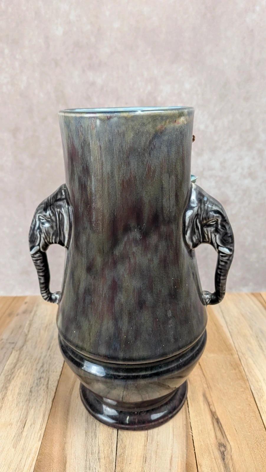 Vase ancien en barbotine décor éléphants et fleurs