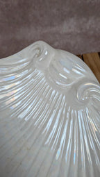 Grand plat ancien en forme de coquillage – finition irisée