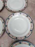 Lot 6 assiettes creuses porcelaine de Limoges décor floral bleu et rose