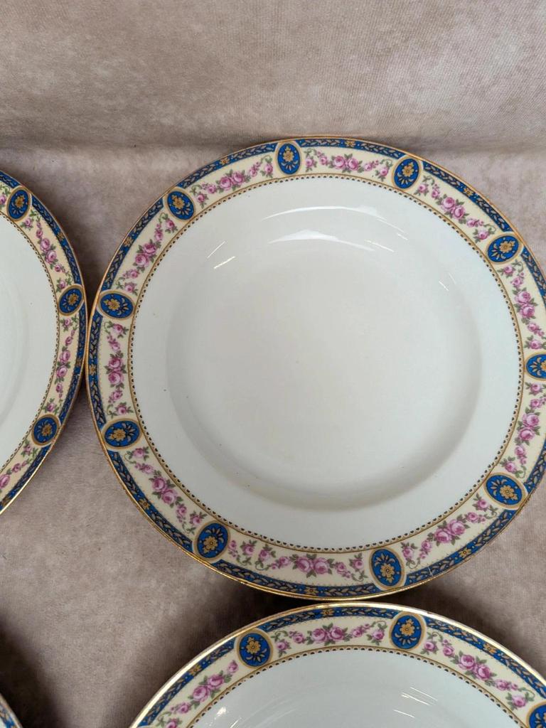 Lot 6 assiettes creuses porcelaine de Limoges décor floral bleu et rose