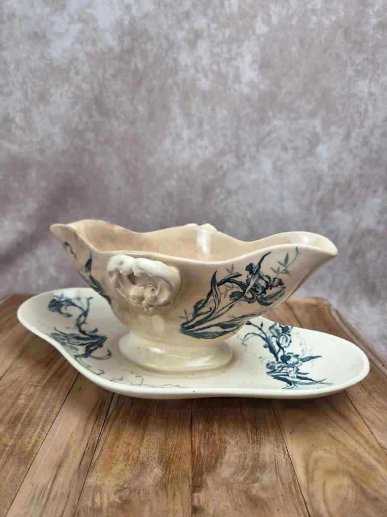 Saucière ancienne Gien Iris terre de fer fin Xixe siècle