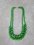 Collier vintage double rang en perles vertes façon lucite – Années 50/60