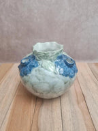 Vase pique-fleurs en barbotine décor floral bleu – ancien 🌿💙