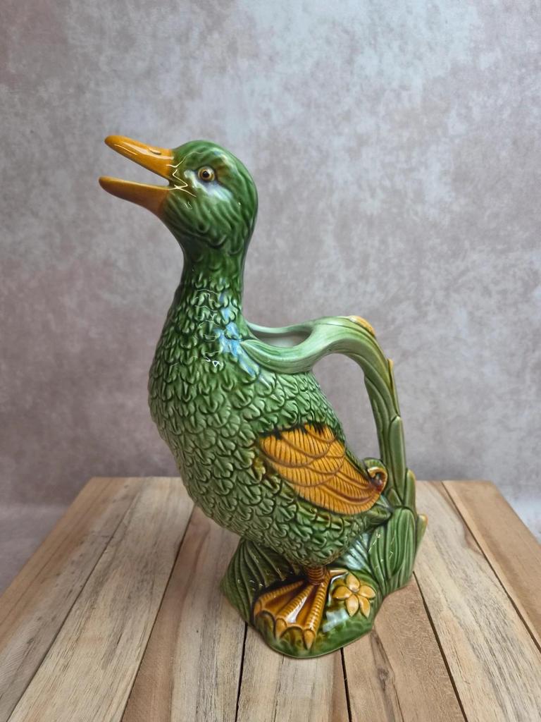 Grand pichet canard en barbotine vintage – faïence émaillée verte – 29 cm