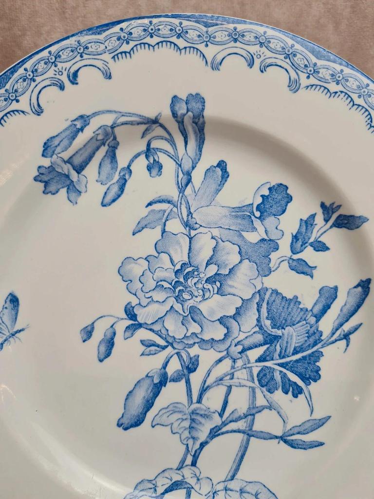Paire d’assiettes anciennes Gien Xixe modèle Fleur Baptiste – Terre de fer – Médaille d’or