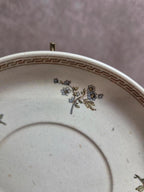 Soucoupe ancienne Sarreguemines – modèle Amour et Attributs – décor floral