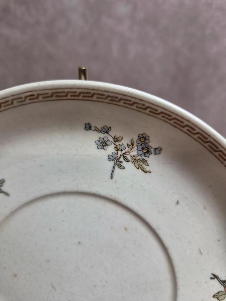 Soucoupe ancienne Sarreguemines – modèle Amour et Attributs – décor floral