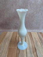 Petit vase soliflore en opaline blanche – Élégance vintage