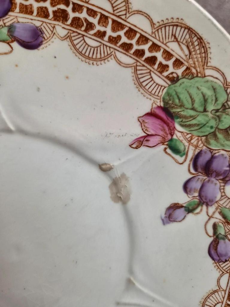 Lot de 6 assiettes à dessert anciennes Longwy – Modèle Violettes – Décor polychrome Art nouveau