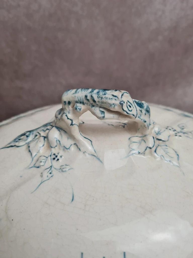 Soupière terre de fer ancienne décor bleu floral modèle Julien attribuée Grand Dépôt Paris