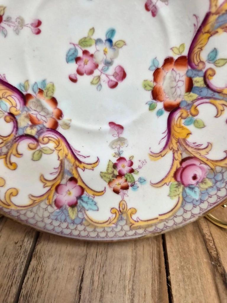 Sous-tasse ancienne décor rocaille fleuri – esprit romantique – porcelaine ancienne