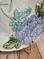 Assiette ancienne en barbotine – Décor d’hortensias mauves en relief – Art nouveau