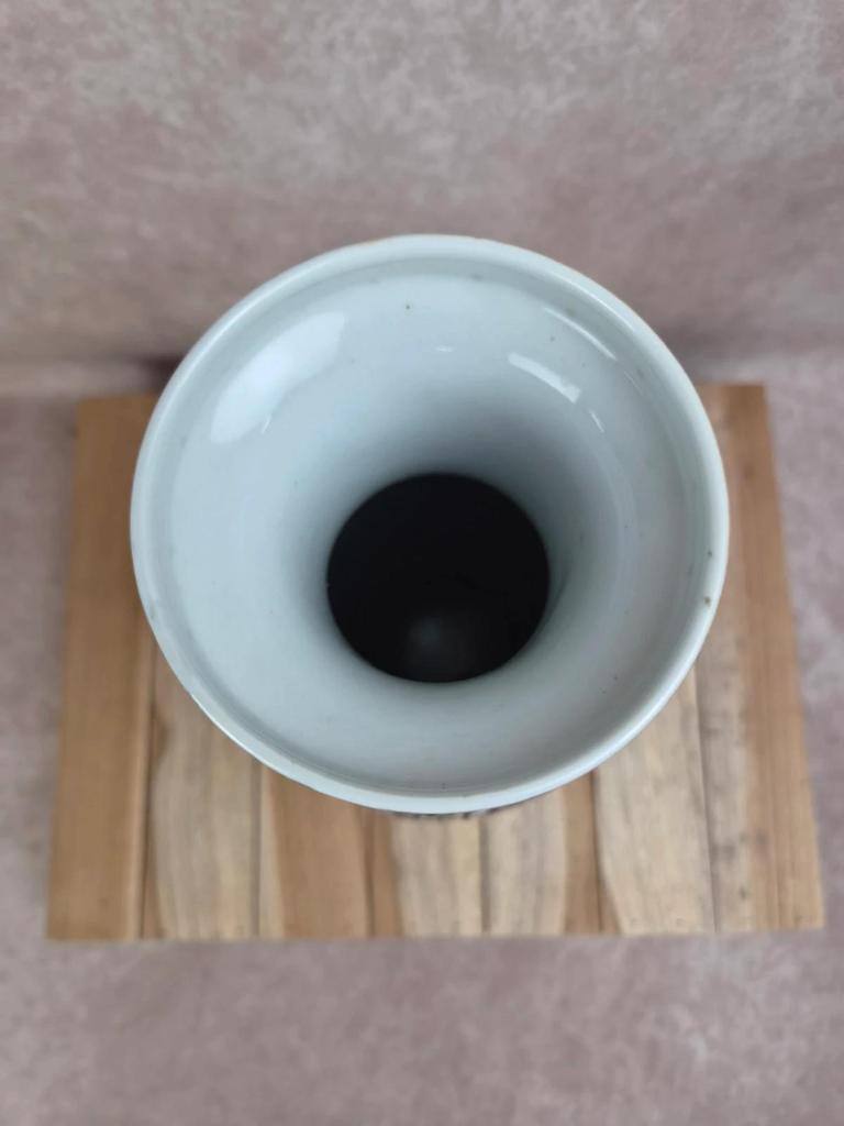 Vase chinois en porcelaine – Décor floral Famille Noire – Fond noir – 31,5 cm