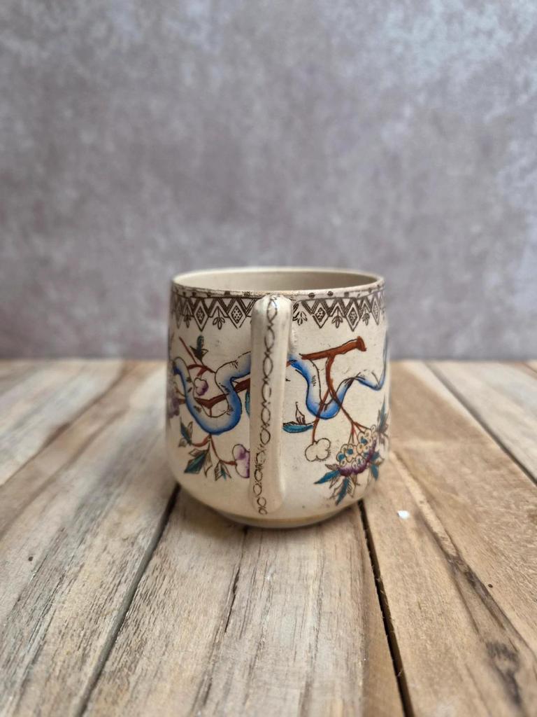 Tasse ancienne en terre de fer – décor japonisant – fin Xixe