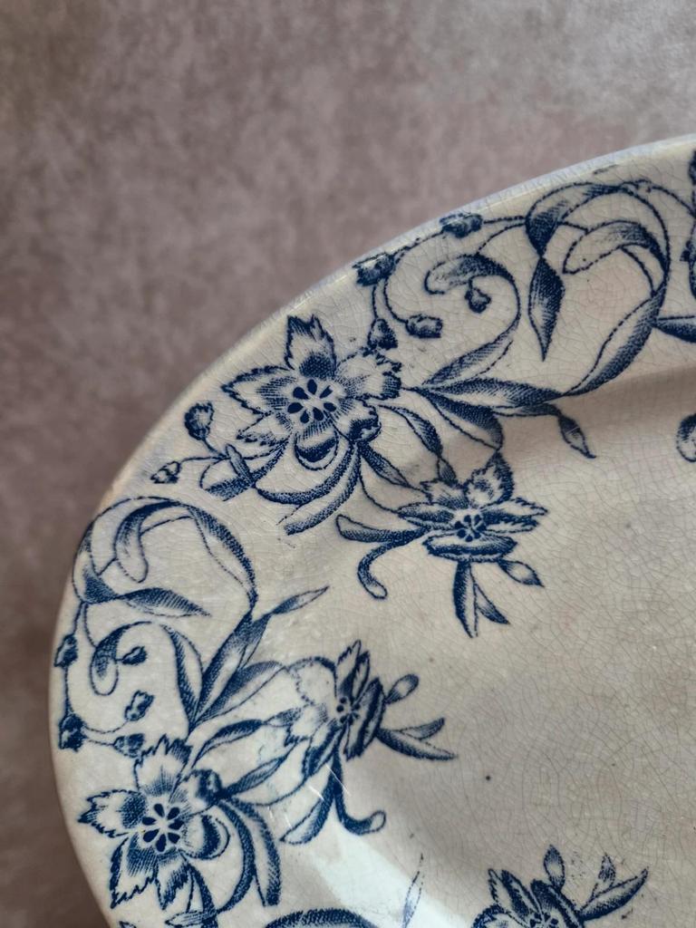 Plat ovale ancien Terre de fer bleu décor floral – 34 cm