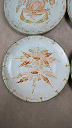 Lot de 6 assiettes plates artisanales signées Maïté – décors peints à la main