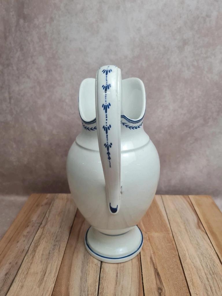 Pichet ancien en porcelaine de Tournai Xixe – décor à l’épi bleu – grande taille