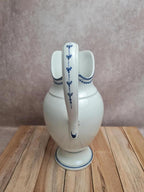 Pichet ancien en porcelaine de Tournai Xixe – décor à l’épi bleu – grande taille