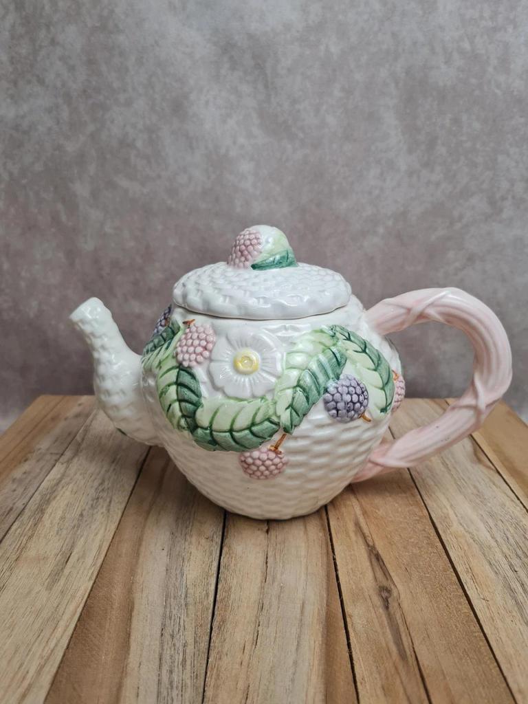 Théière ancienne barbotine décor fruits & feuillage – signée Fg 🍓🌿