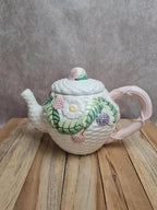 Théière ancienne barbotine décor fruits & feuillage – signée Fg 🍓🌿