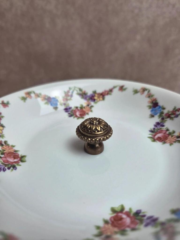 Présentoir à gâteaux 2 étages en porcelaine de Limoges – Décor floral