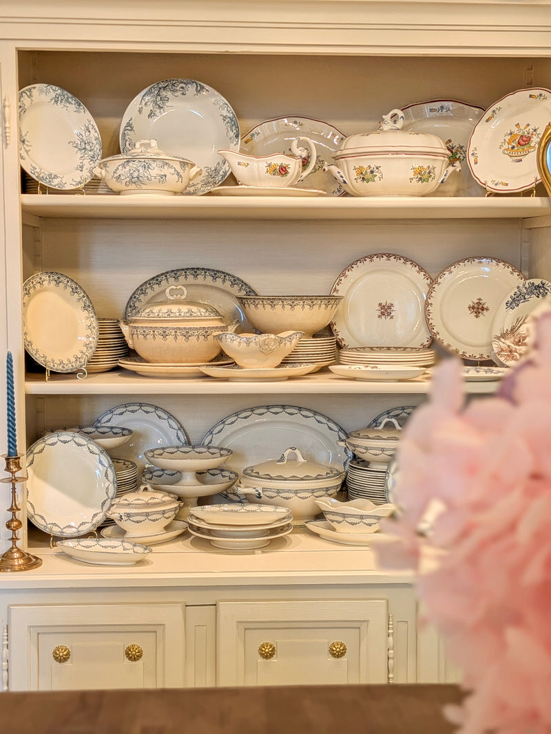 Showroom de brocante et objets anciens à Bords en Charente-Maritime.