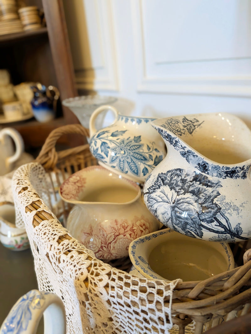 Showroom de brocante et objets anciens à Bords en Charente-Maritime.