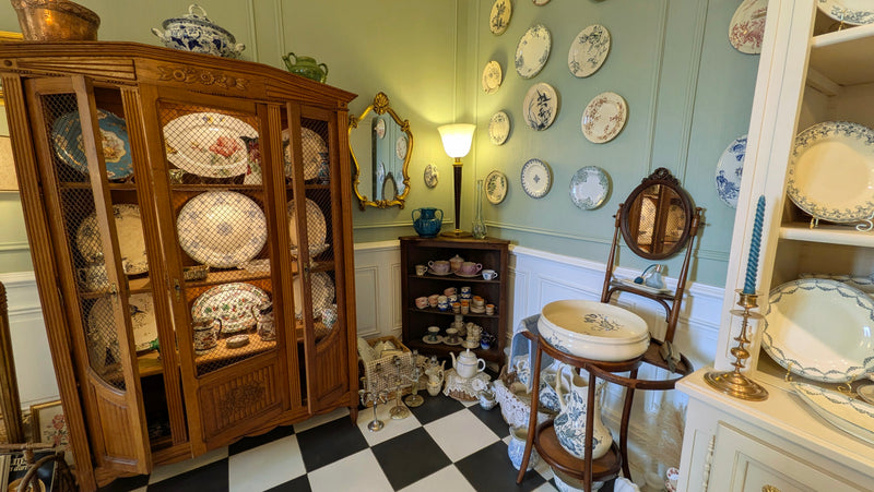 Showroom de brocante et objets anciens à Bords en Charente-Maritime.