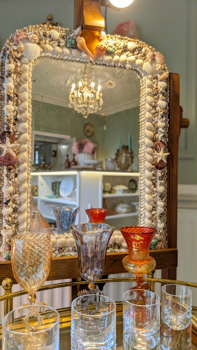 Showroom de brocante et objets anciens à Bords en Charente-Maritime.