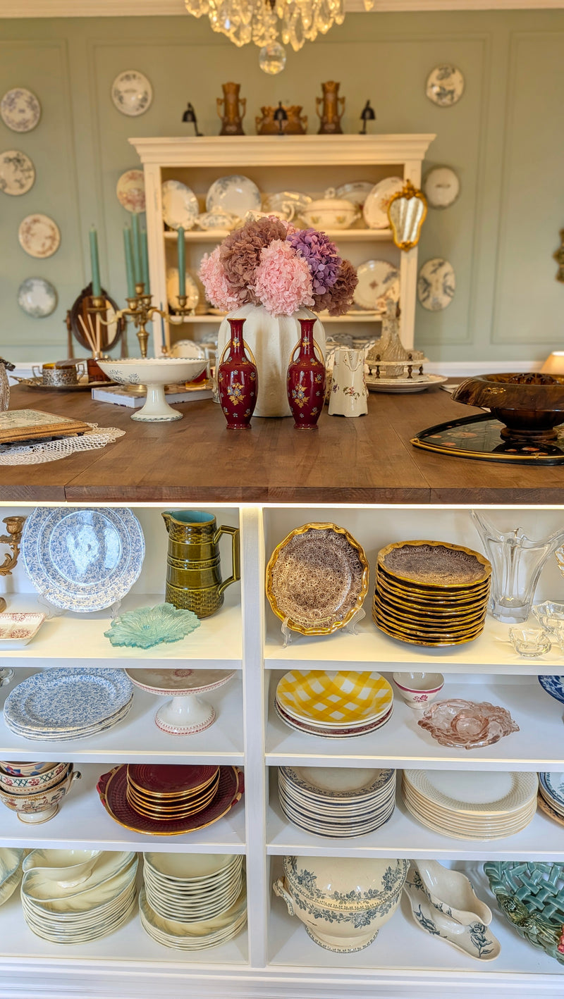 Showroom de brocante et objets anciens à Bords en Charente-Maritime.