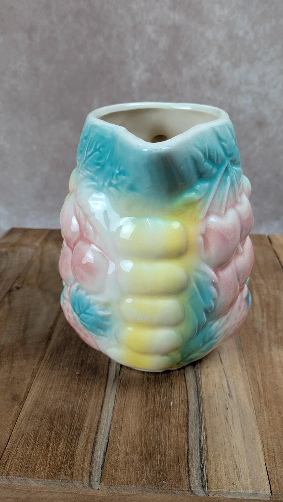 Pichet ancien en barbotine multicolore