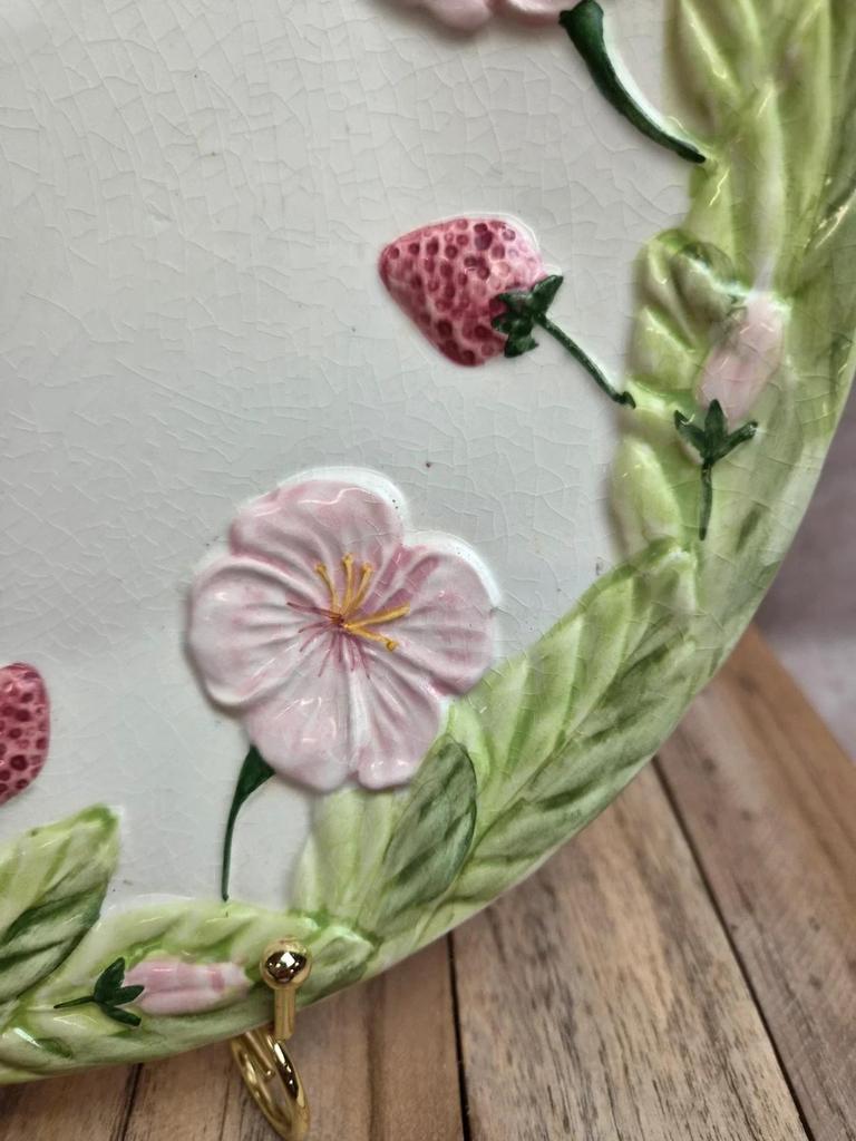 Assiette barbotine ancienne décor fraises et fleurs relief 🍓🌸