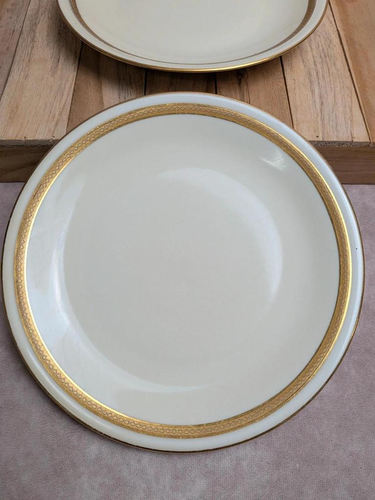 Lot de 2 assiettes anciennes en porcelaine de Limoges – Frises dorées