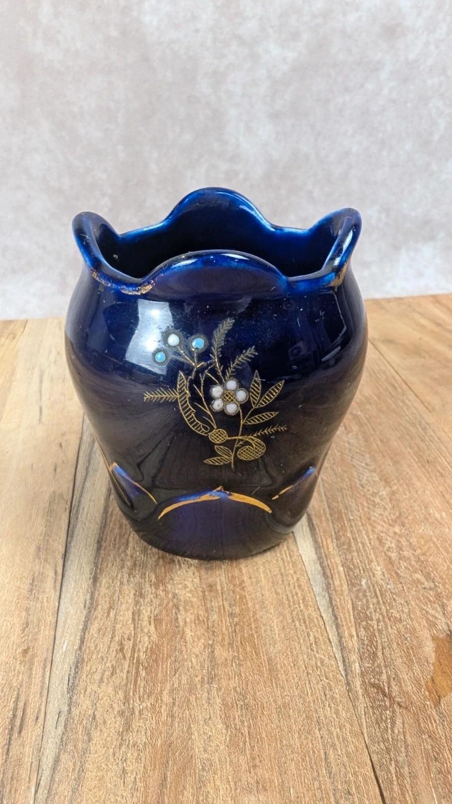 Petit cache-pot ou vase signé Gustave De Bruyne – Faïencerie de Fives Lille