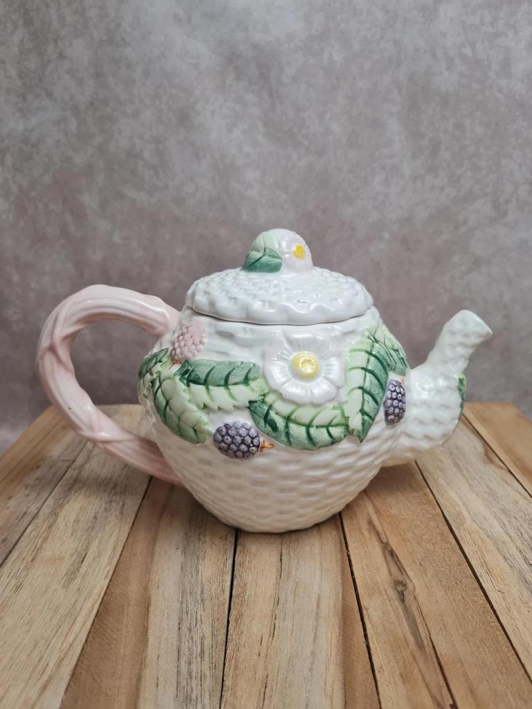Théière ancienne barbotine décor fruits & feuillage – signée Fg 🍓🌿