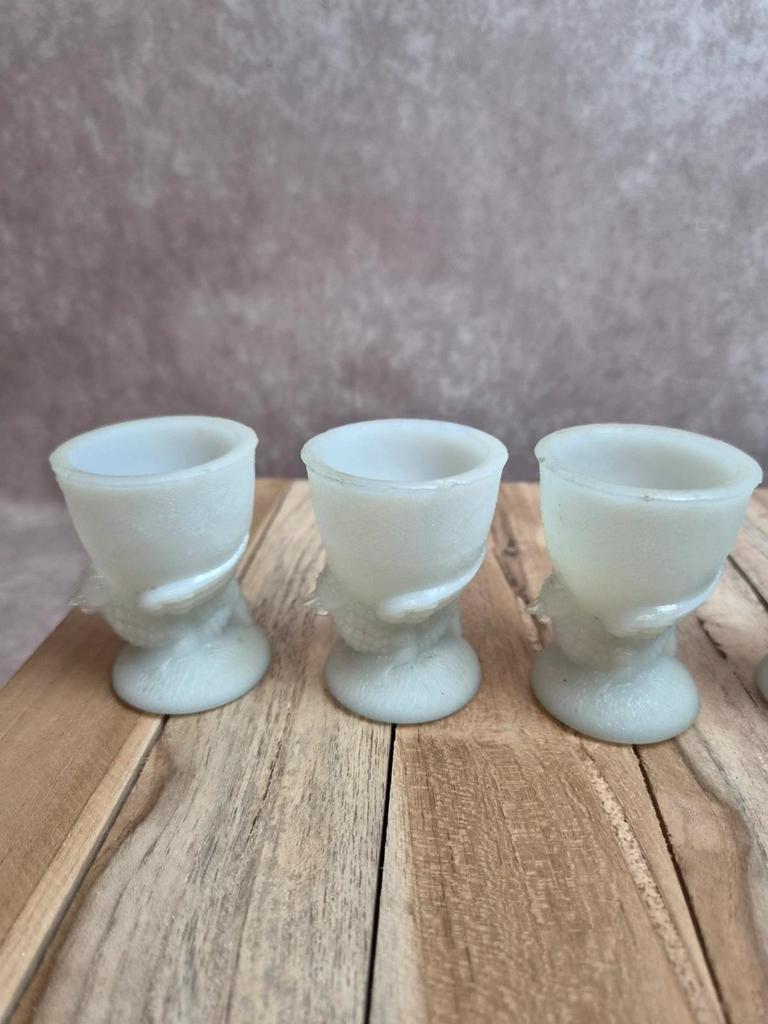 Service à œufs ancien Vallérysthal en opaline – poule et 6 coquetiers