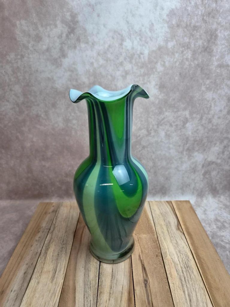 Vase en verre soufflé attribué à Murano vert bleu opalin